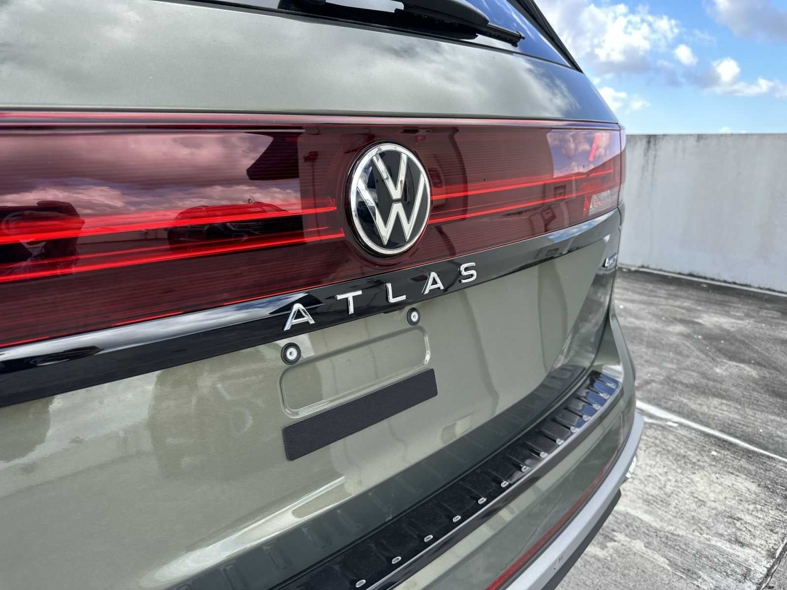2024 Volkswagen Atlas 2.0T Peak Edition SEL
